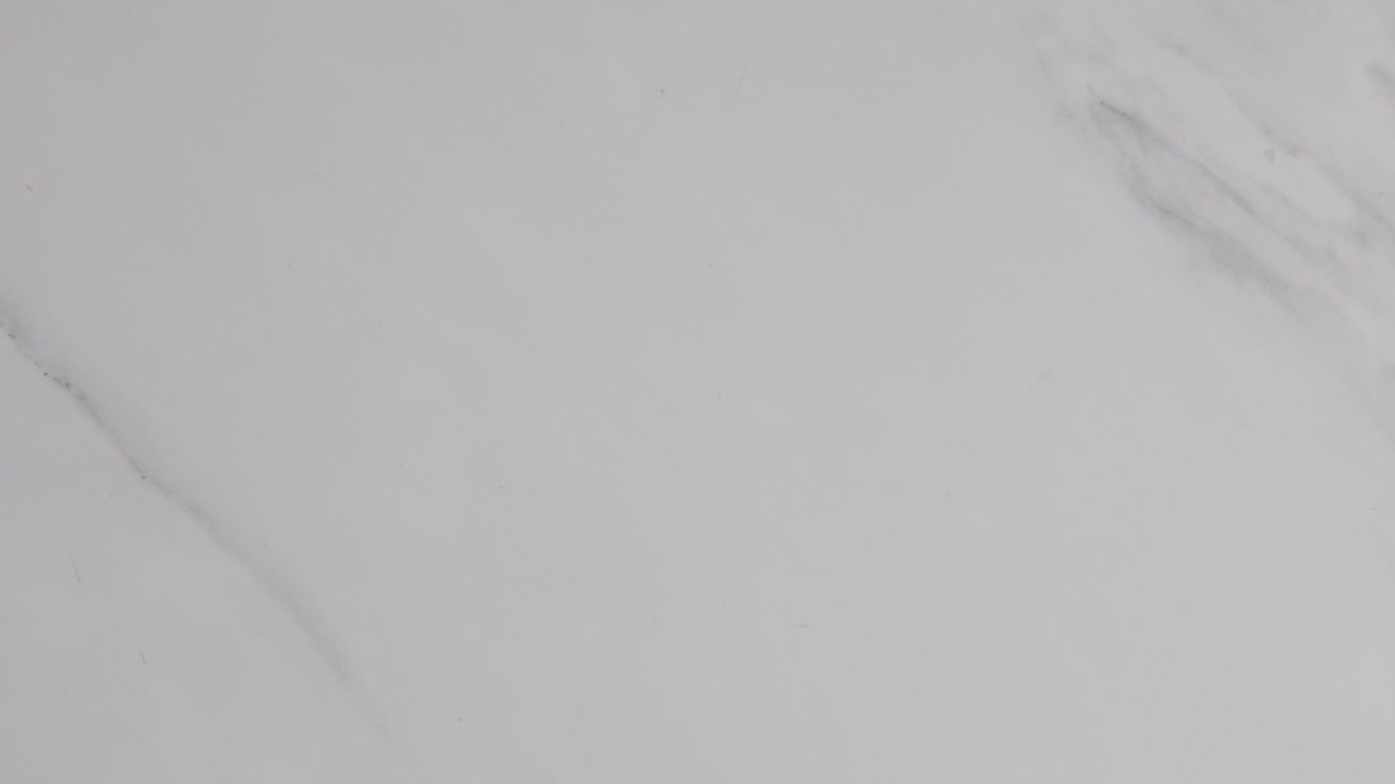 disparo aéreo de moneda de una mano agarrando un billete de 10 euros en una superficie de mármol