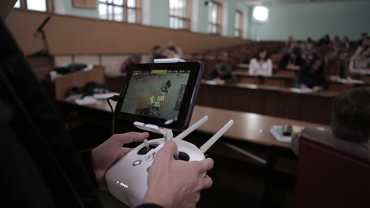 drone capturando imágenes en una sala de conferencias
