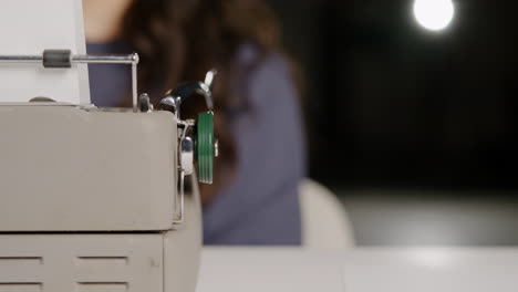 terminar de escribir y reiniciar una máquina de escribir