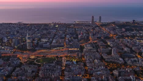 el paisaje urbano iluminado de barcelona al anochecer, cataluña, españa
