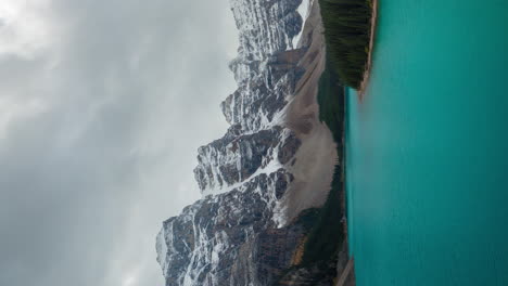 Lapso-De-Tiempo-Vertical-De-4k,-Nubes-Sobre-Picos-De-Montaña-Nevados-Y-Agua-De-Lago-Glacial-Turquesa