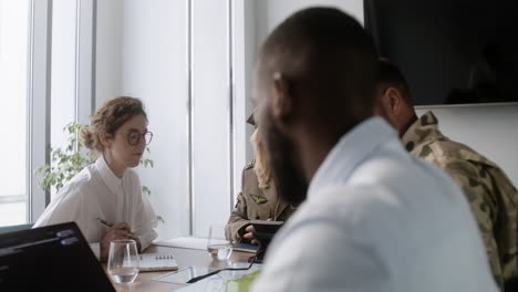 reunión en una oficina militar