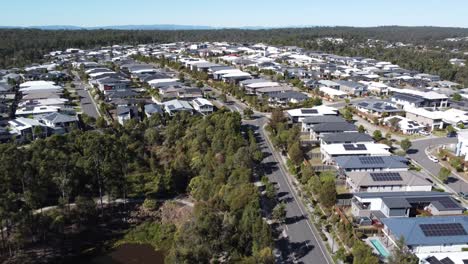 Drone-Descendiendo-Sobre-Un-Suburbio-Australiano-Con-Grandes-Casas-Privadas