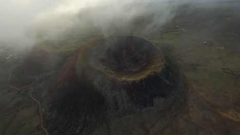 在 fuerteventura 的火山口潛入, 穿過雲端, 深入火山口, 在美麗的日落中.