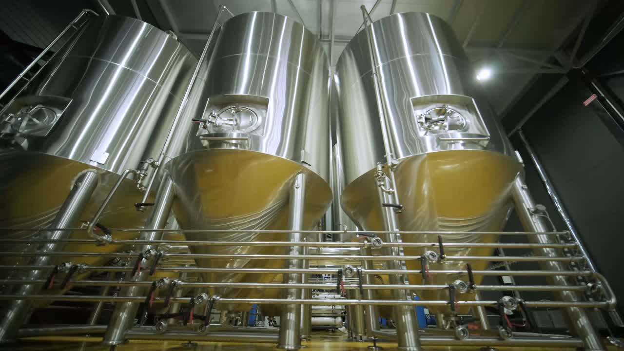 cervecería artesanal moderna. producción de cerveza artesanal. equipo moderno en la cervecería, tanques metálicos, producción de bebidas alcohólicas