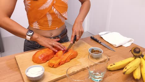 preparando un batido tropical saludable con papaya y yogur