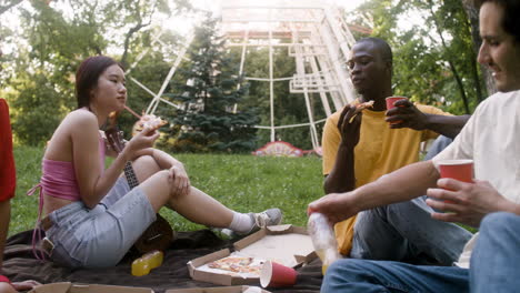 cuatro personas pasando un buen rato al aire libre