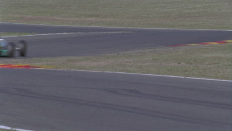 carrera de autos de fórmula en un circuito