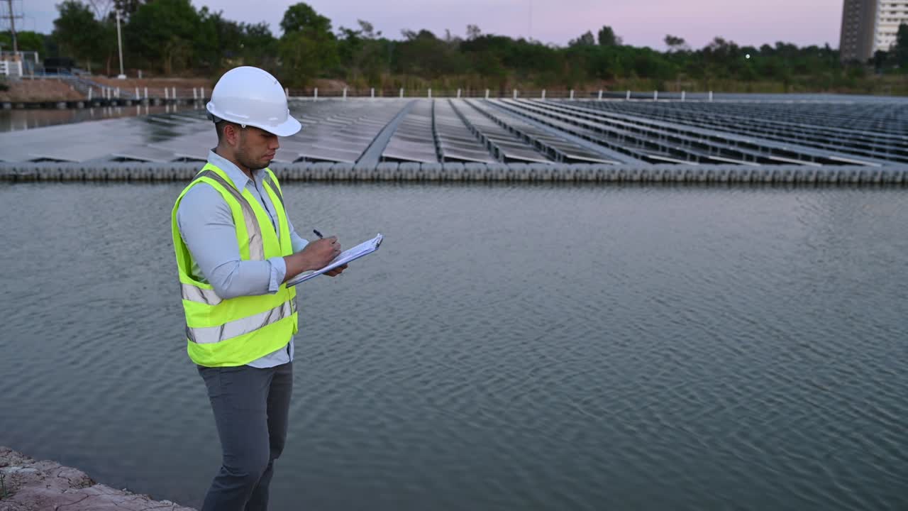 ingeniero asiático trabajando en una granja solar flotante