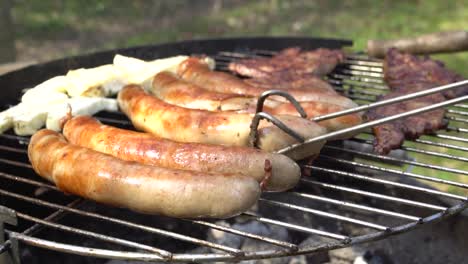 Deutsche-Bratwurst-Eine-Traditionelle-Bratwurst-Auf-Dem-Grill-In-Zeitlupe