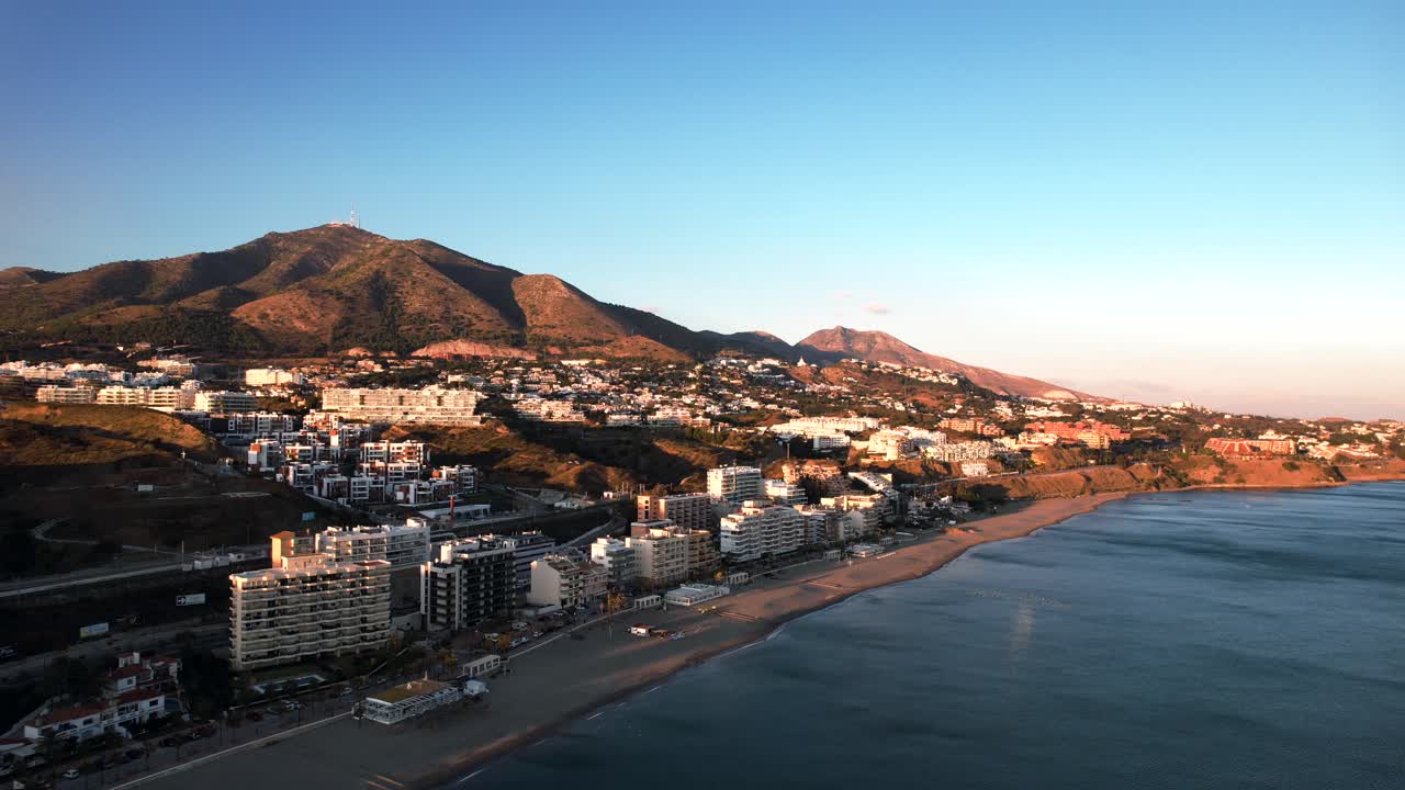 vista aérea sobre el hermoso pueblo costero mediterráneo de fuengirola en el sur de españa