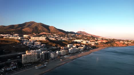 Vista-Aérea-Sobre-El-Hermoso-Pueblo-Costero-Mediterráneo-De-Fuengirola-En-El-Sur-De-España