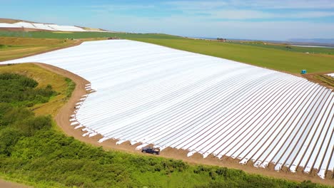 antena de filas de cubiertas de plástico en campos agrícolas cerca de santa maria california