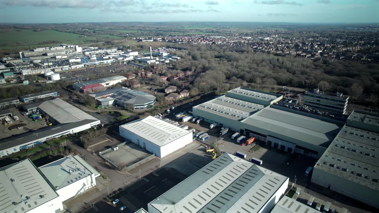 Veduta aerea con drone di parchi industriali a Basildon, Essex.