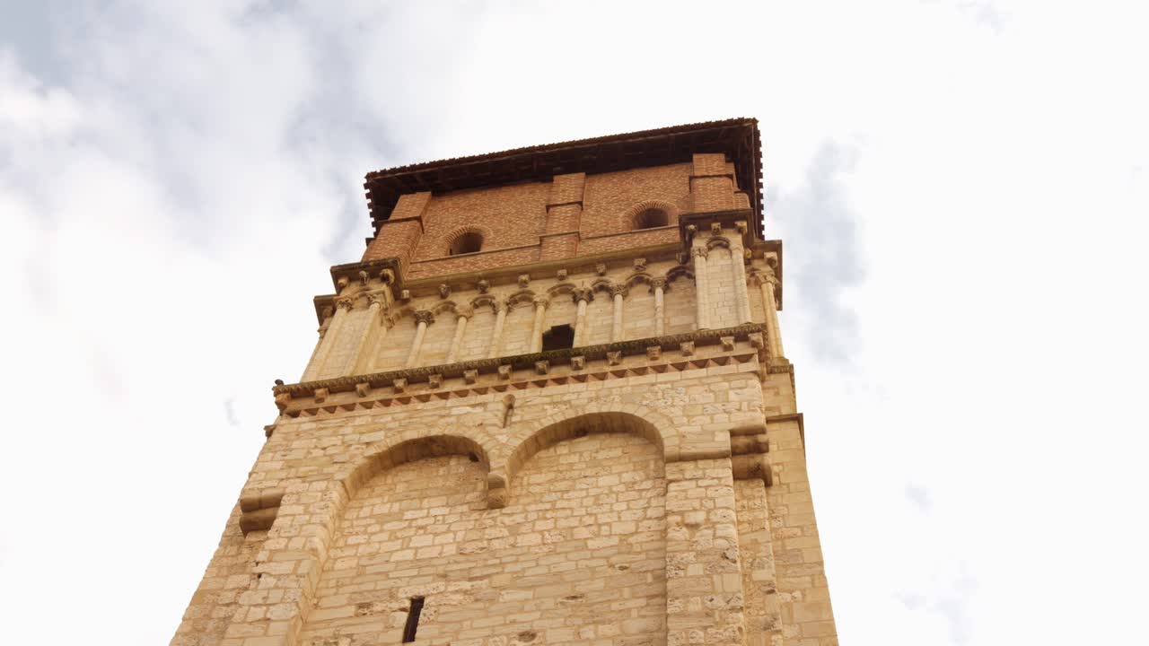 Primo piano aereo del campanile della chiesa di Saint-Salvy ad Albi, in Francia, che mostra l'architettura medievale in pietra e mattoni sotto il cielo