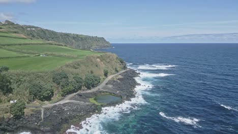 Vista-Aérea-De-La-Carretera-Costera-Y-Acantilados-Rocosos-Volcánicos-De-Santo-Antonio,-Sao-Miguel-De-Las-Islas-Azores