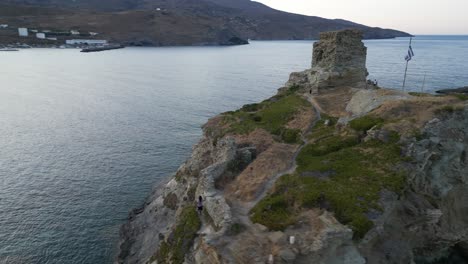 punto de vista aéreo del castillo de andros en chora, isla de andros, en las cícladas, grecia