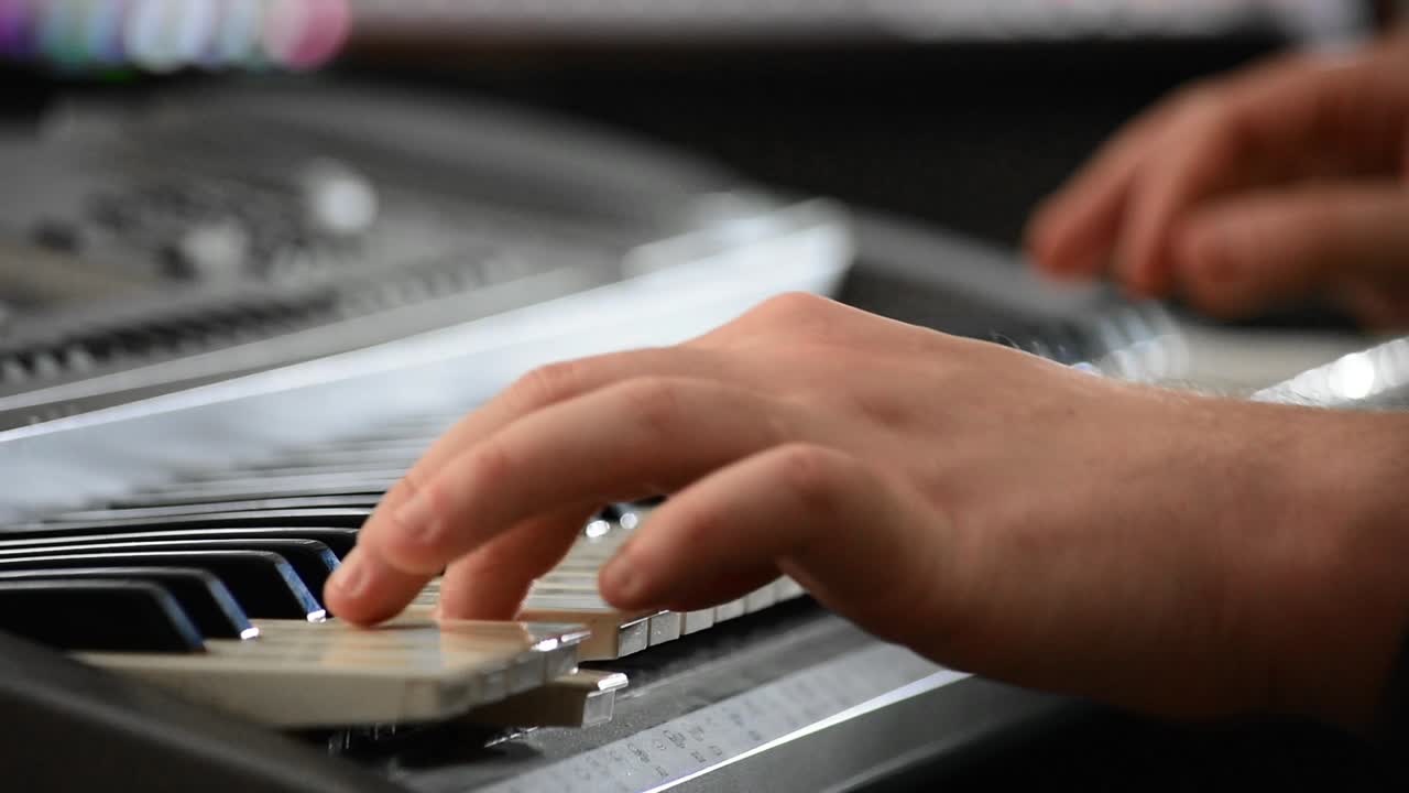 홈 레코딩 스튜디오에서 키보드를 연주하는 손의 근접