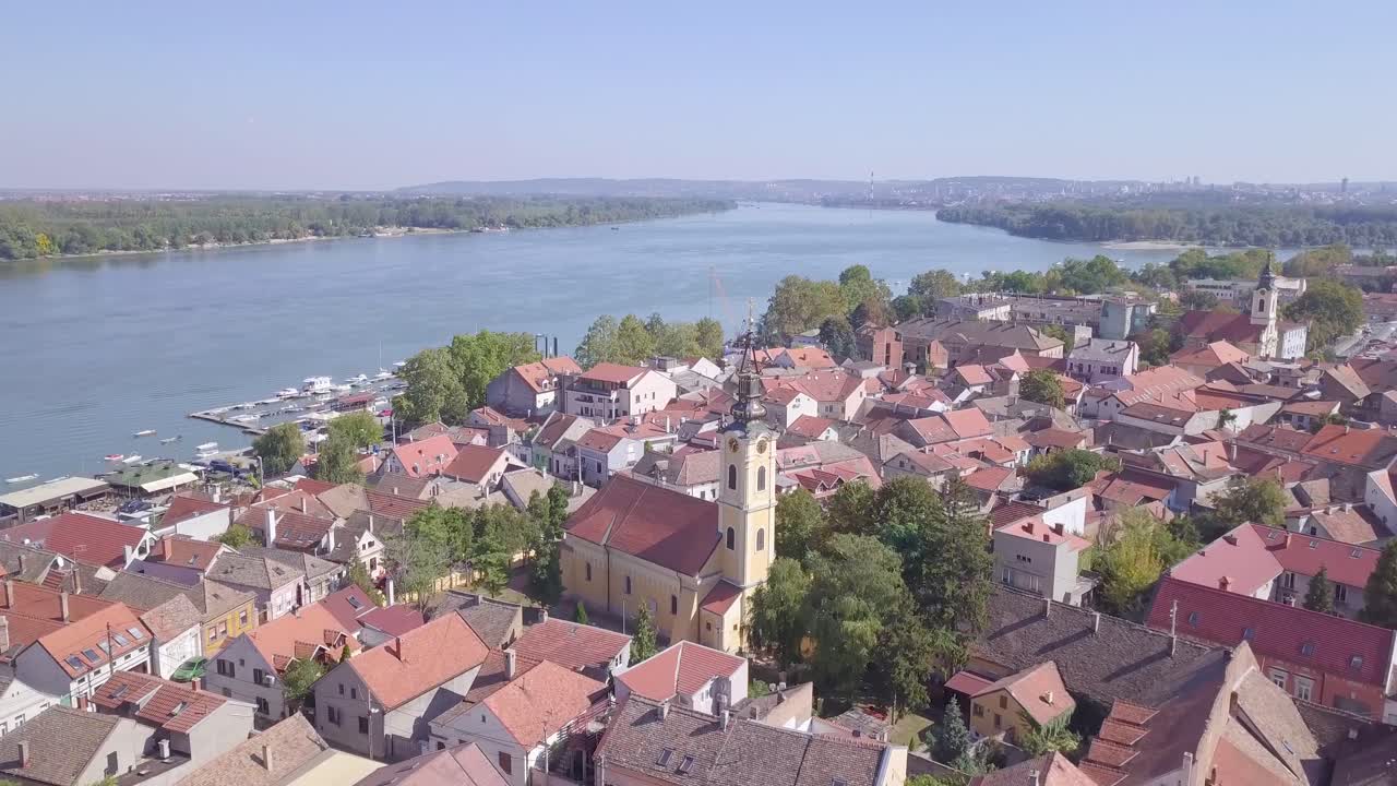 hermosa iglesia antigua en el centro de zemun, belgrado 4k aérea