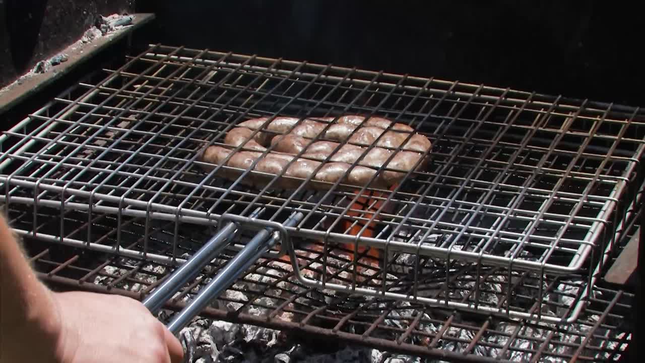 그릴 위의 바비큐 또는 브라이 소시지