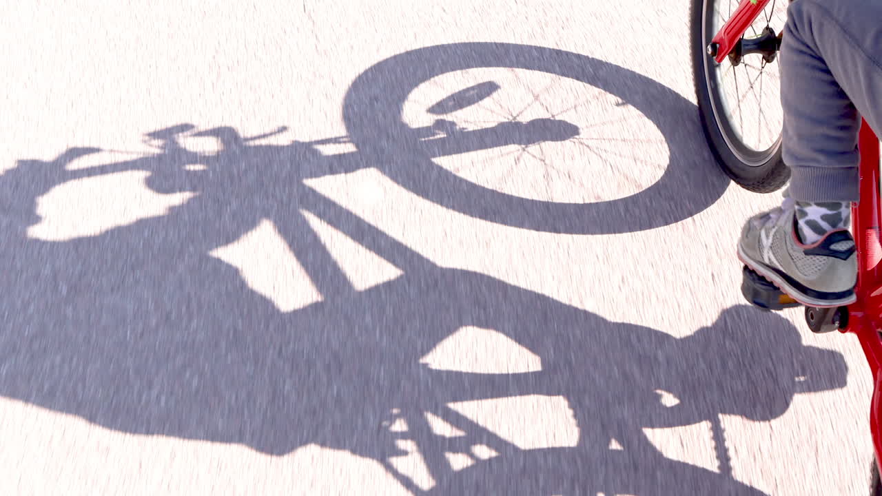 자전거를 타는 작은 소녀