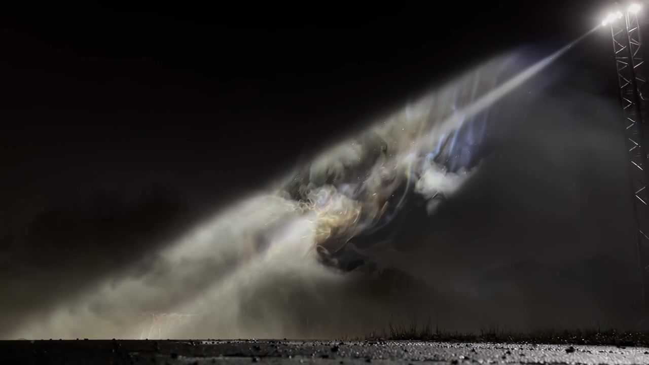 Fascio di luce brillante di un riflettore che illumina nebbia vorticosa di notte