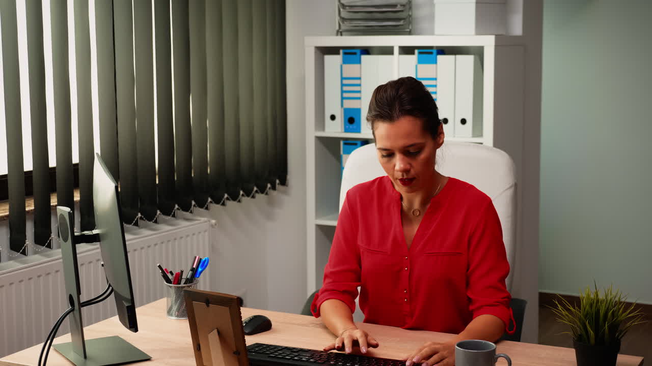 una mujer respondiendo a correos electrónicos.