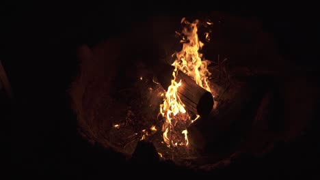 Zeitlupe-Von-Oben-Nach-Unten-Von-Brennendem-Holz-Mit-Orangefarbener-Flamme---Romantisches-Lagerfeuer-In-Der-Wildnis