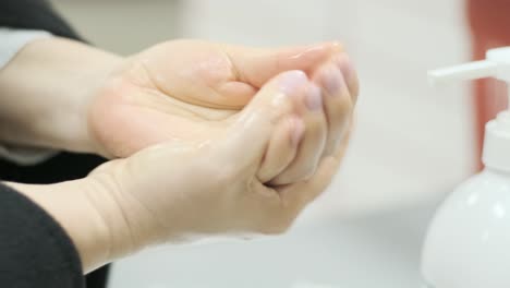 알코올을 사용하는 여성은 손 는 대안인 코로나바이러스 손 소독제, 깨한 손 위생, 코로나 바이러스 확산 예방을 위한 세탁제 젤을 사용한다.