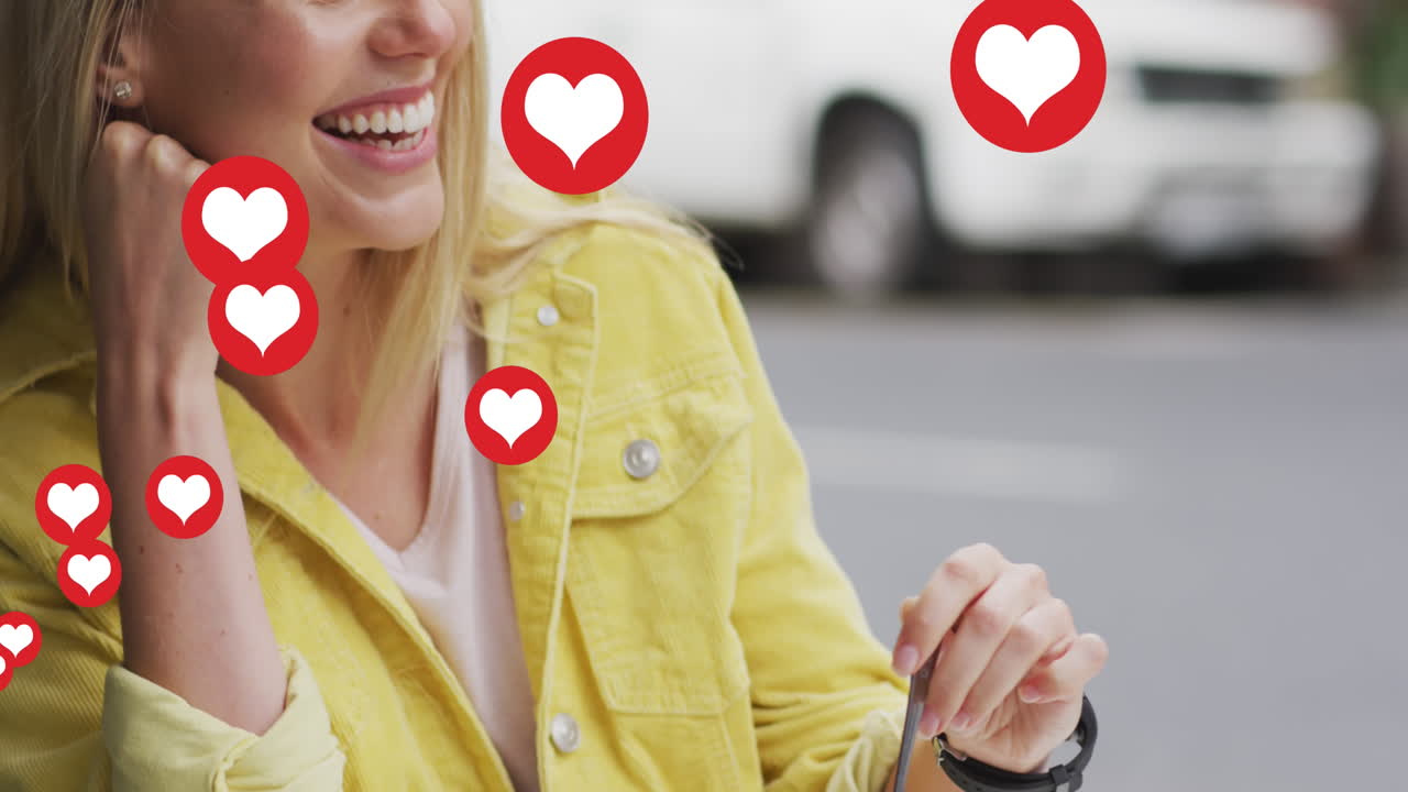 animación de iconos de corazón flotando sobre una mujer caucásica sonriendo y bebiendo café