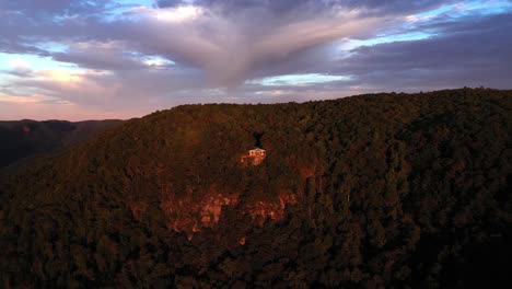 Clip-De-Drone-De-La-Bonita-Capilla-Del-Lugar,-Vista-Frontal-Del-Acantilado