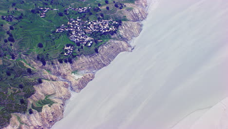 parte superior del río y el valle con casas rodeadas de granjas verdes y árboles vista aérea