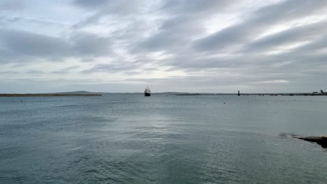 Holyhead-Seascape-Barco-Draga-Industrial-Entrando-En-Calma-Puerto-Rompeolas-Nublado