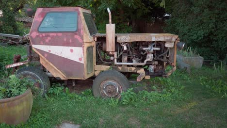 tractor abandonado en el campo