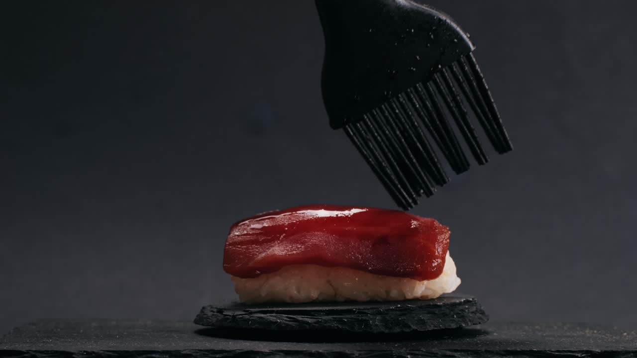 la preparación de sushi de atún nigiri