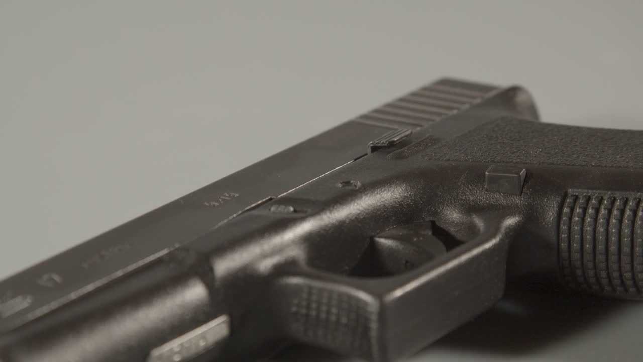 dolly sobre el cañón de una pistola de 9 mm