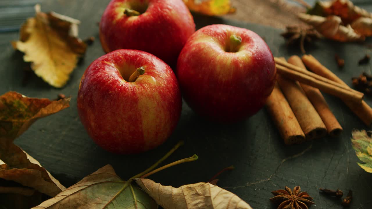 테이블에 양념이 있는 사과