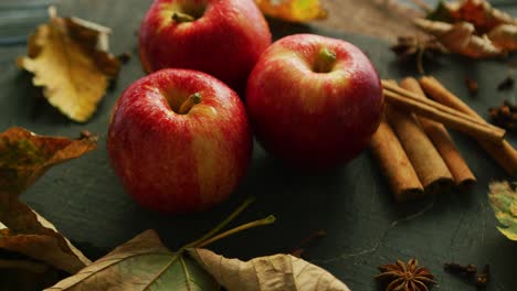 manzanas con condimentos en la mesa