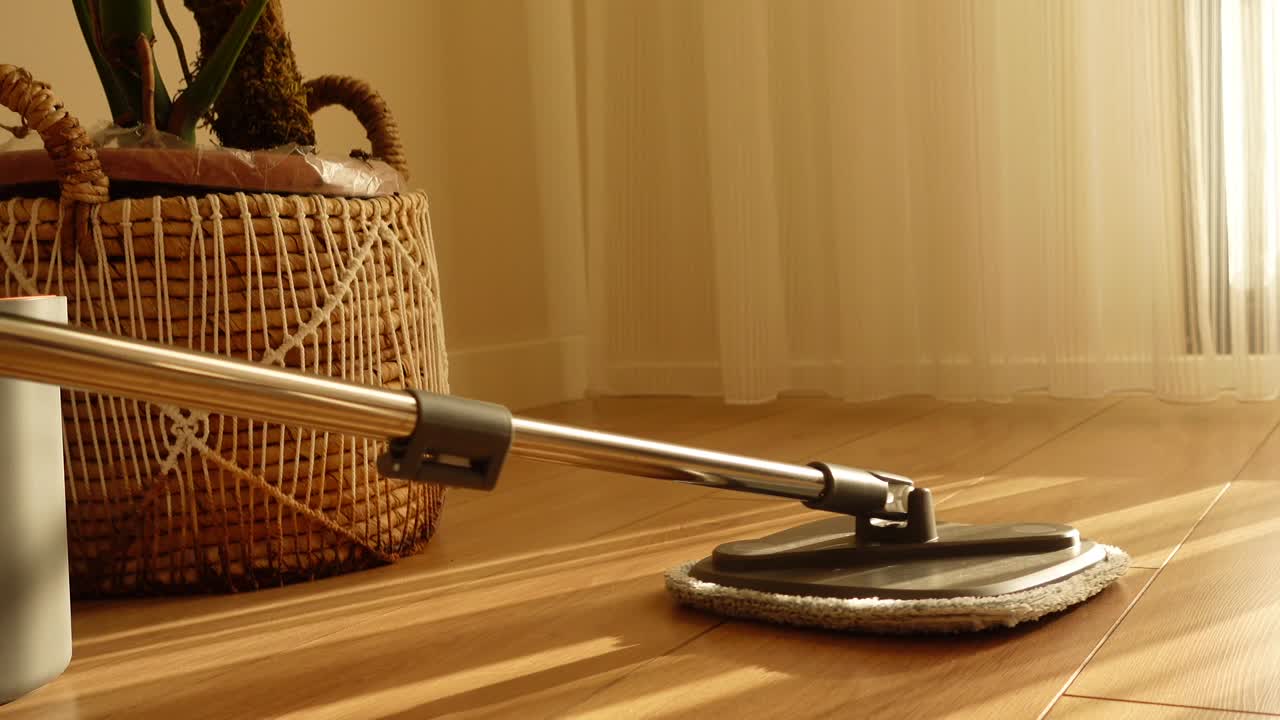 나무 바닥 을 기 로 청소 하는 것