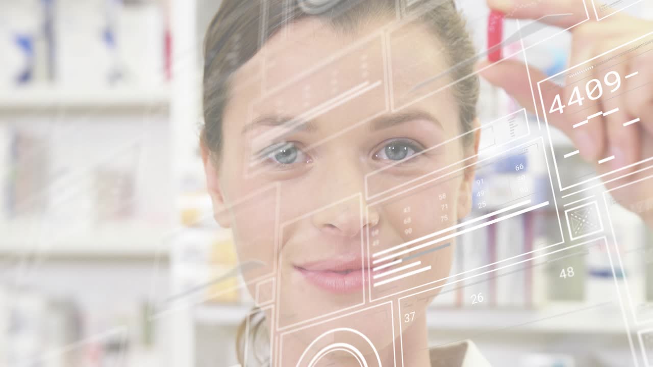 Farmacista che tiene una capsula rossa all'altezza degli occhi in laboratorio, scansionando dati molecolari per l'analisi di farmaci