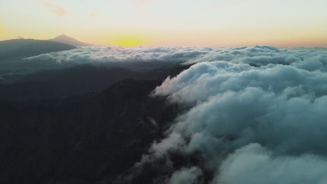 Vista-Aérea-Celestial-De-Nubes-Rodantes-Durante-La-Puesta-De-Sol-En-Las-Montañas-De-Anaga-España