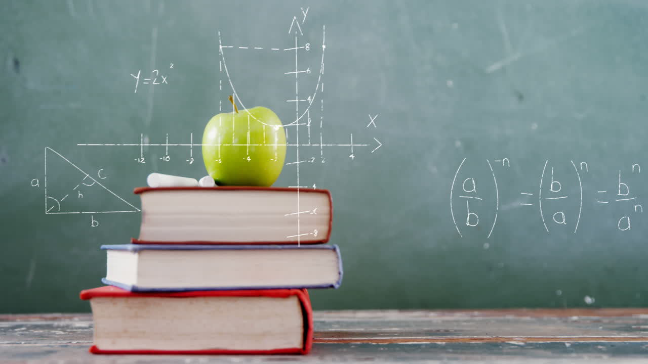 equazioni matematiche che galleggiano contro la mela su una pila di libri