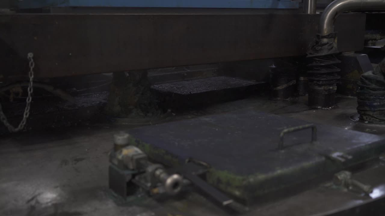 산업용 주전자는 연기와 회전 메커니즘으로 그리스를 준비합니다.