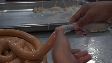 salchichas proceso de carne producción en fábrica hecho a mano ahumado hervido envoltura carne picada especias