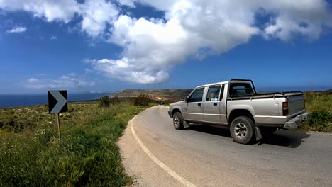 Video-De-Lapso-De-Tiempo-De-Malta,-Mellieha,-Camino-A-La-Aldea-De-Popeye-En-Un-Día-Soleado-Y-Ventoso