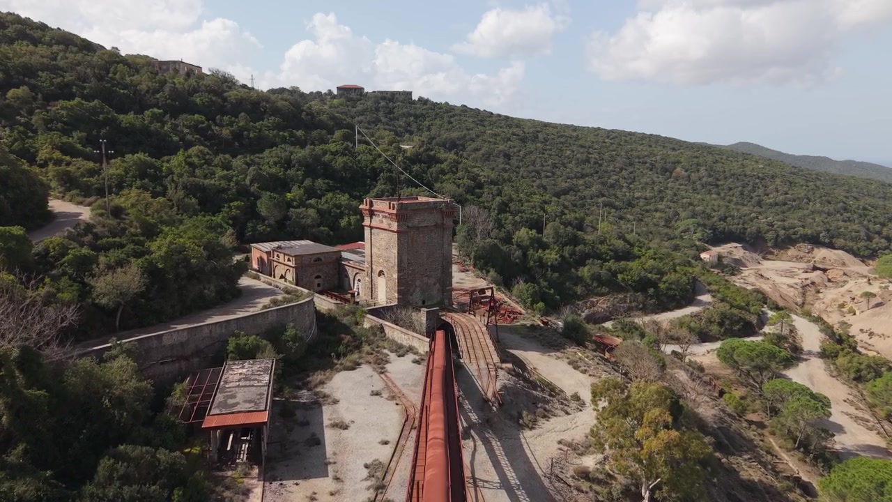Ulkoilmateollisuusmuseo Montevecchion kaivos Guspini, Sardinia, Italia. Dronekuva.