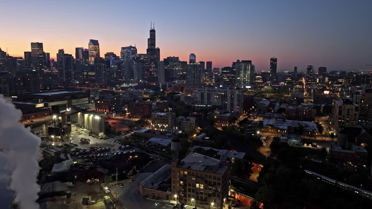 시카고 시내로 다가오는 열차의 공중 사진, 미국 가을 저녁