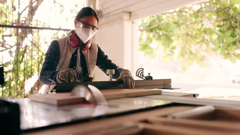 Madera,-Tabla-Y-Sierra-Con-Mujer-En-Taller.