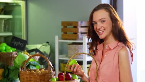 Mujer-Seleccionando-Manzana-Verde