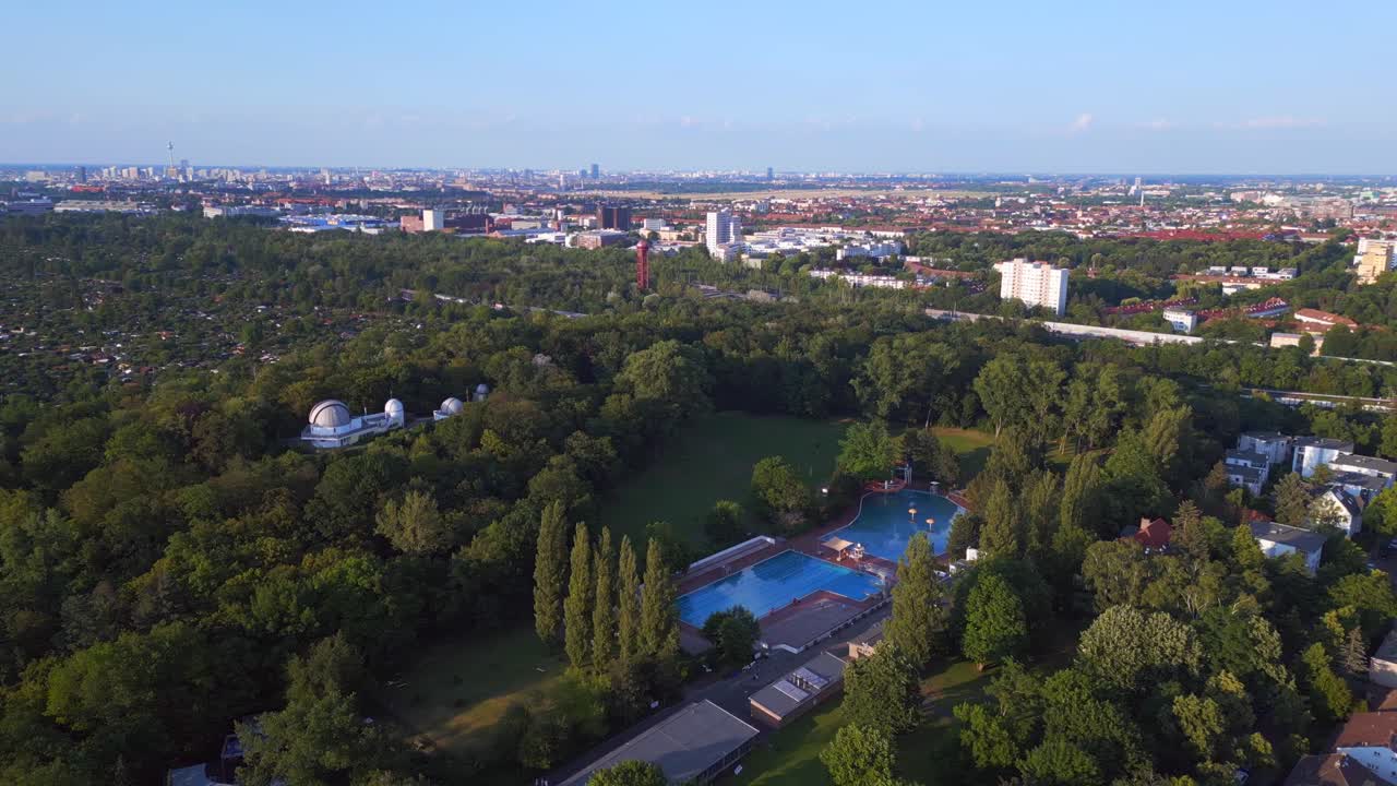 impresionante vista aérea desde arriba vuelo berlin ciudad piscina pública alemana en europa, día de verano 2023